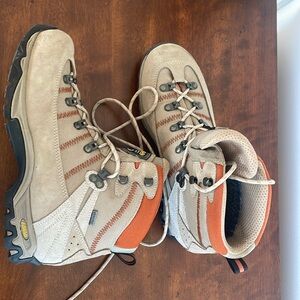 Barely worn Excellent excellent condition Asolo Gortex Hiking boots.